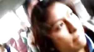 مقعد پھٹنے مرگا کے ساتھ سنہرے بالوں والی bombshell