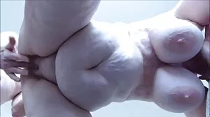 مال سے وہ محبت کرتا ہے کے ساتھ Lana
